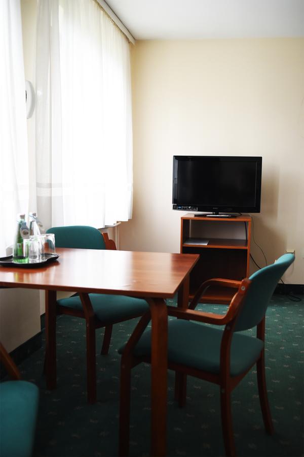 Parkhotel Economic Wielka Wies  Exteriör bild